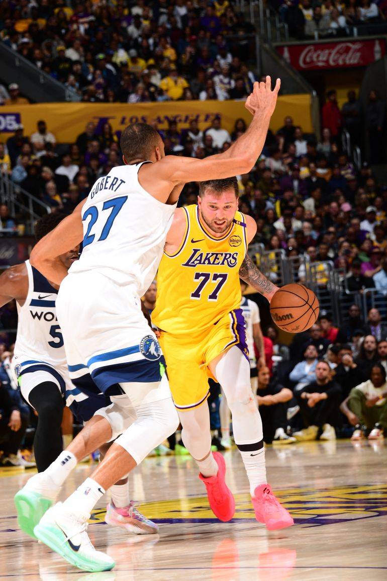 NBA季后赛火箭战胜湖人，将比分扳平
